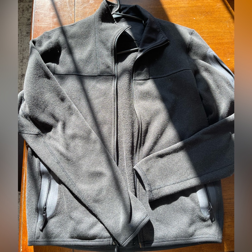 Arcteryx men’s black zip jacket